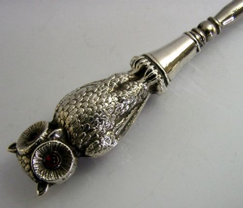 RARE ENGLISH STERLING SILVER HANDLED OWL BUTTON HOOK 1906 ANTIQUE GEM EYES - ADDITIONAL PHOTO 3