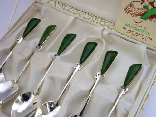 SIX CASED SOLID SILVER NEW ZEALAND JADE SPOONS C1960 MIDCENTURY BOXED - ADDITIONAL PHOTO 1