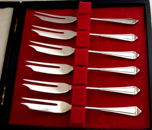SIX ENGLISH STERLING SILVER CAKE PASTRY FORKS 1941 ART DECO 58G CASED - ADDITIONAL PHOTO 3
