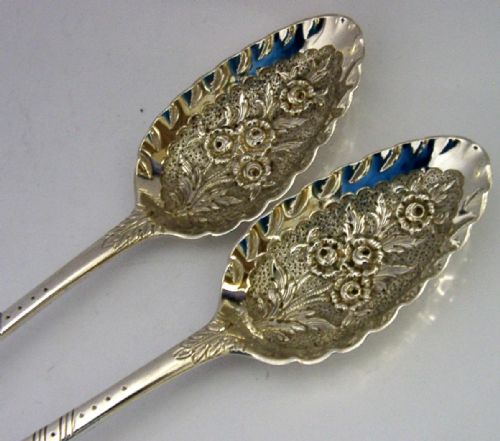 BEAUTIFUL PAIR OF GEORGIAN STERLING SILVER BERRY SERVING SPOONS 1799 ANTIQUE 114G - ADDITIONAL PHOTO 2