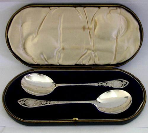 116G PAIR OF ENGLISH ANTIQUE STERLING SILVER SERVING SPOONS 1911 CASED - ADDITIONAL PHOTO 1