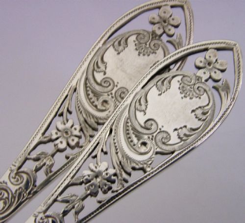 116G PAIR OF ENGLISH ANTIQUE STERLING SILVER SERVING SPOONS 1911 CASED - ADDITIONAL PHOTO 2