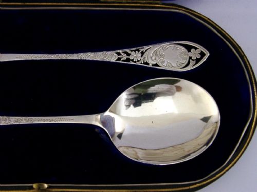 116G PAIR OF ENGLISH ANTIQUE STERLING SILVER SERVING SPOONS 1911 CASED - ADDITIONAL PHOTO 4