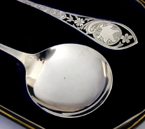 116G PAIR OF ENGLISH ANTIQUE STERLING SILVER SERVING SPOONS 1911 CASED - ADDITIONAL PHOTO 5