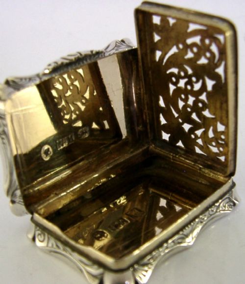 NATHANIEL MILLS CASTLE TOP STERLING SILVER VINAIGRETTE 1843 ANTIQUE ST PAULS - ADDITIONAL PHOTO 2