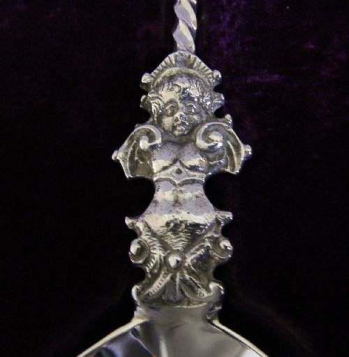 PAIR OF ENGLISH STERLING SILVER APOSTLE SERVING SPOONS 90G 1898 ANTIQUE CASED - ADDITIONAL PHOTO 3