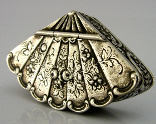 PRETTY BELGIAN 800 SOLID SILVER FAN SHAPED BOX C1900 ANTIQUE - ADDITIONAL PHOTO 2