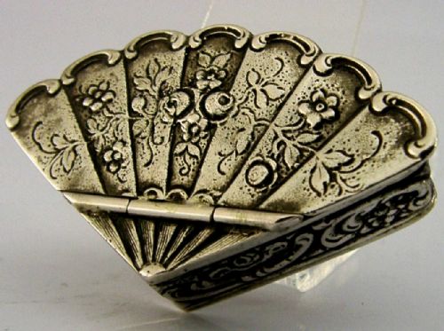 PRETTY BELGIAN 800 SOLID SILVER FAN SHAPED BOX C1900 ANTIQUE - ADDITIONAL PHOTO 3
