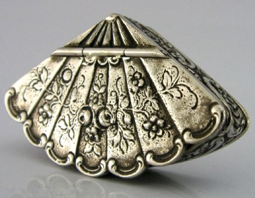 PRETTY BELGIAN 800 SOLID SILVER FAN SHAPED BOX C1900 ANTIQUE - ADDITIONAL PHOTO 5
