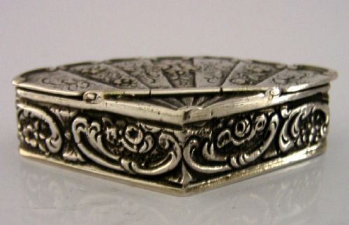 PRETTY BELGIAN 800 SOLID SILVER FAN SHAPED BOX C1900 ANTIQUE - ADDITIONAL PHOTO 6