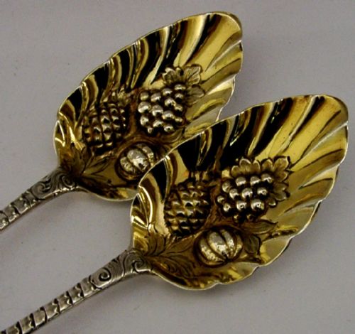 PAIR OF JOHNSON FAMILY CRESTED GEORGIAN STERLING SILVER BERRY SERVING SPOONS 1790 ANTIQUE 96G - ADDITIONAL PHOTO 4