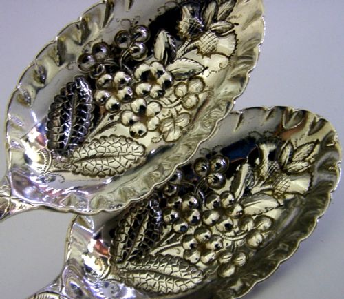 PAIR OF BRITISH EMBLEMS VICTORIAN STERLING SILVER SERVING SPOONS 1891 ANTIQUE 146G - ADDITIONAL PHOTO 1