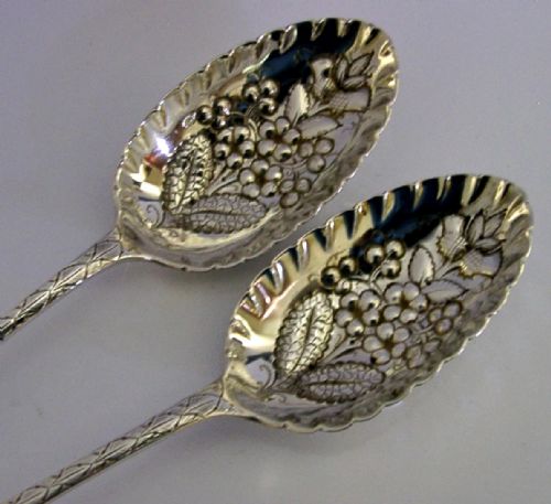 PAIR OF BRITISH EMBLEMS VICTORIAN STERLING SILVER SERVING SPOONS 1891 ANTIQUE 146G - ADDITIONAL PHOTO 2