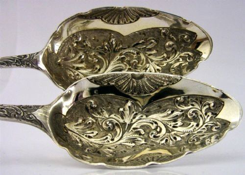 BEAUTIFUL GEORGIAN STERLING SILVER BERRY SERVING SPOONS 179199 ANTIQUE 114G - ADDITIONAL PHOTO 1