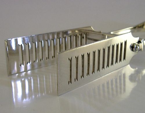 EDWARDIAN TAYLOR FAMILY CREST STERLING SILVER SERVING TONGS 1903 ANTIQUE 136G - ADDITIONAL PHOTO 1