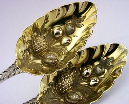PAIR OF GEORGIAN STERLING SILVER FRENCH FAMILY CRESTED BERRY SERVING SPOONS 1803 - ADDITIONAL PHOTO 1