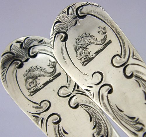 PAIR OF GEORGIAN STERLING SILVER FRENCH FAMILY CRESTED BERRY SERVING SPOONS 1803 - ADDITIONAL PHOTO 2