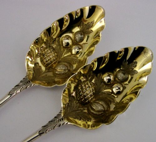 PAIR OF GEORGIAN STERLING SILVER FRENCH FAMILY CRESTED BERRY SERVING SPOONS 1803 - ADDITIONAL PHOTO 3