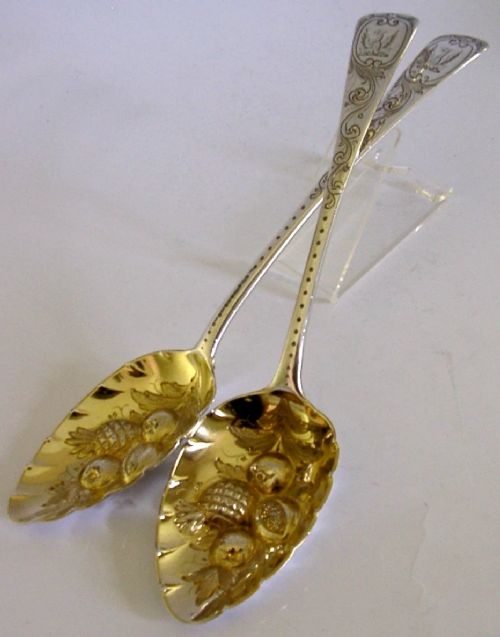 PAIR OF GEORGIAN STERLING SILVER FENWICK FAMILY CRESTED BERRY SERVING SPOONS 1815 - ADDITIONAL PHOTO 2