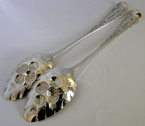 PAIR OF GEORGIAN STERLING SILVER FENWICK FAMILY CRESTED BERRY SERVING SPOONS 1815 - ADDITIONAL PHOTO 4