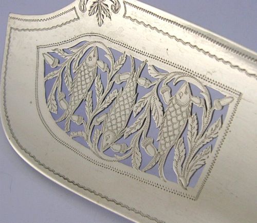 O'CONNOR FAMILY CRESTED VICTORIAN STERLING SILVER FISH SERVER 1844 ANTIQUE 134G - ADDITIONAL PHOTO 1