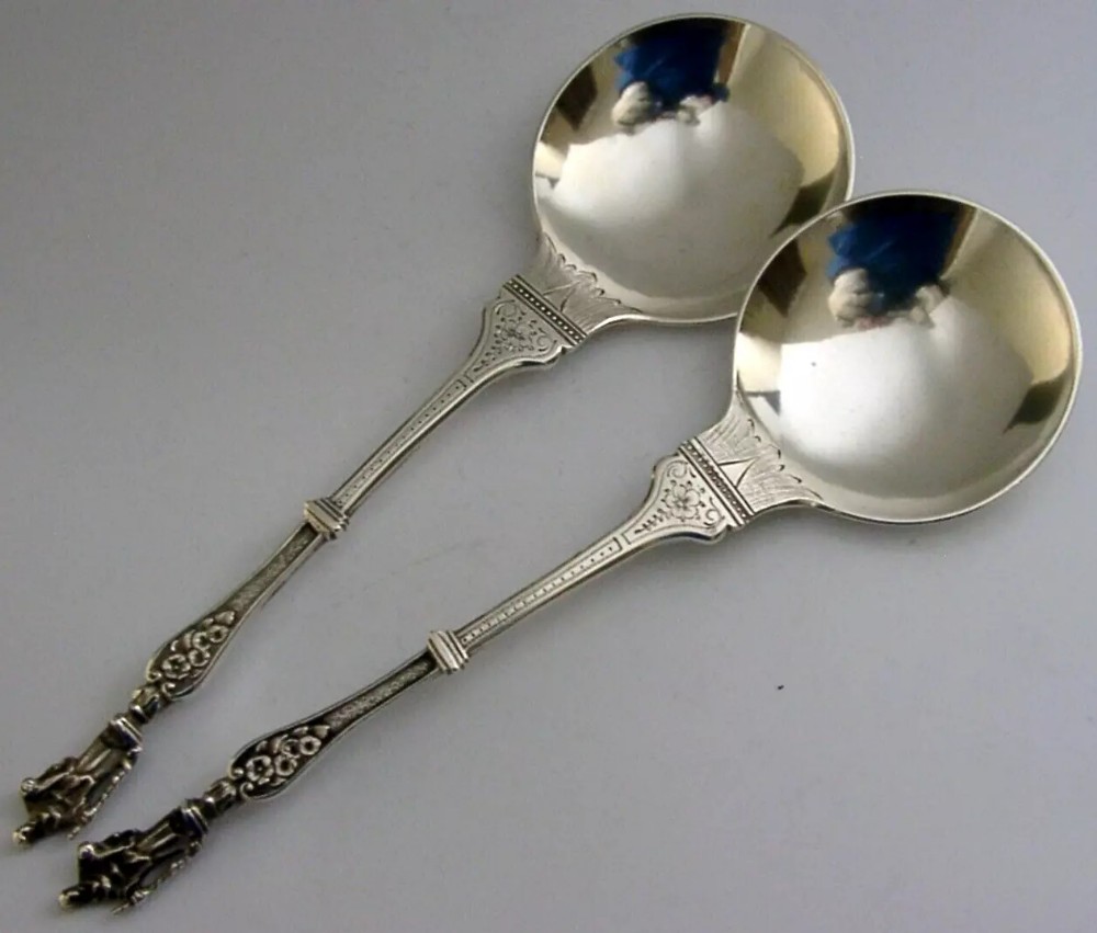 PAIR OF EDWARDIAN ENGLISH ANTIQUE STERLING SIVER APOSTLE SERVING SPOONS 1902 96g