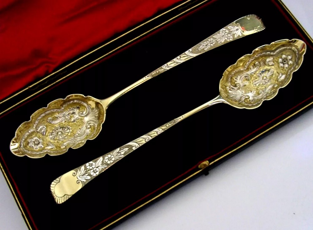 CASED PAIR OF STERLING SILVER GILT BERRY SERVING SPOONS 1796 STUNNING GEORGIAN ANTIQUES