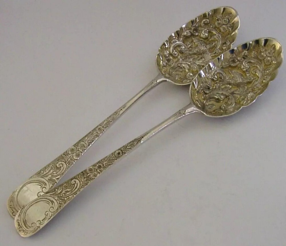 BEAUTIFUL PAIR OF ANTIQUE BIRDS STERLING SILVER BERRY SERVING SPOONS 1801 GEORGIAN