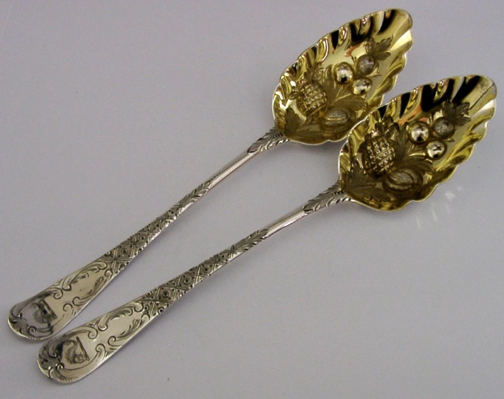 PAIR OF GEORGIAN STERLING SILVER FRENCH FAMILY CRESTED BERRY SERVING SPOONS 1803
