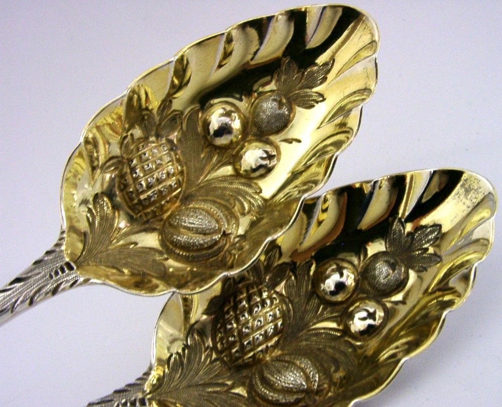 PAIR OF GEORGIAN STERLING SILVER FRENCH FAMILY CRESTED BERRY SERVING SPOONS 1803 View II