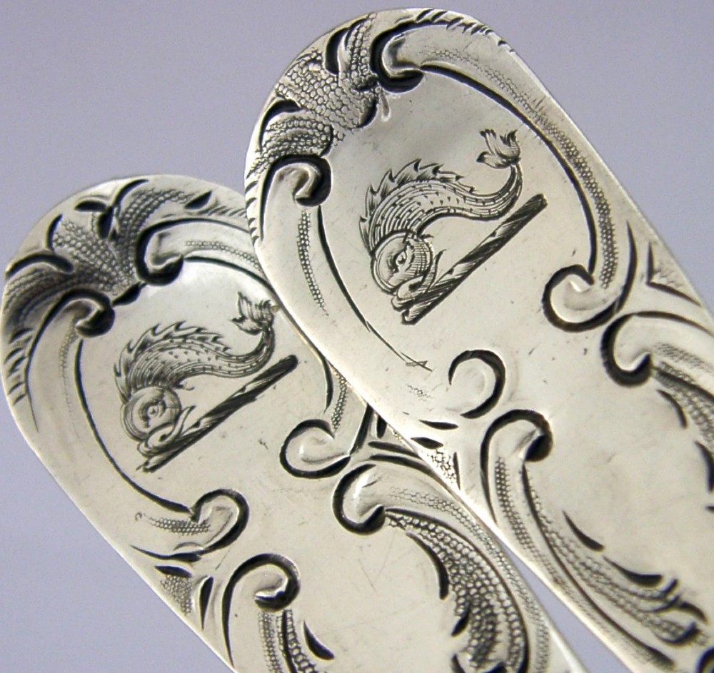 PAIR OF GEORGIAN STERLING SILVER FRENCH FAMILY CRESTED BERRY SERVING SPOONS 1803 View III