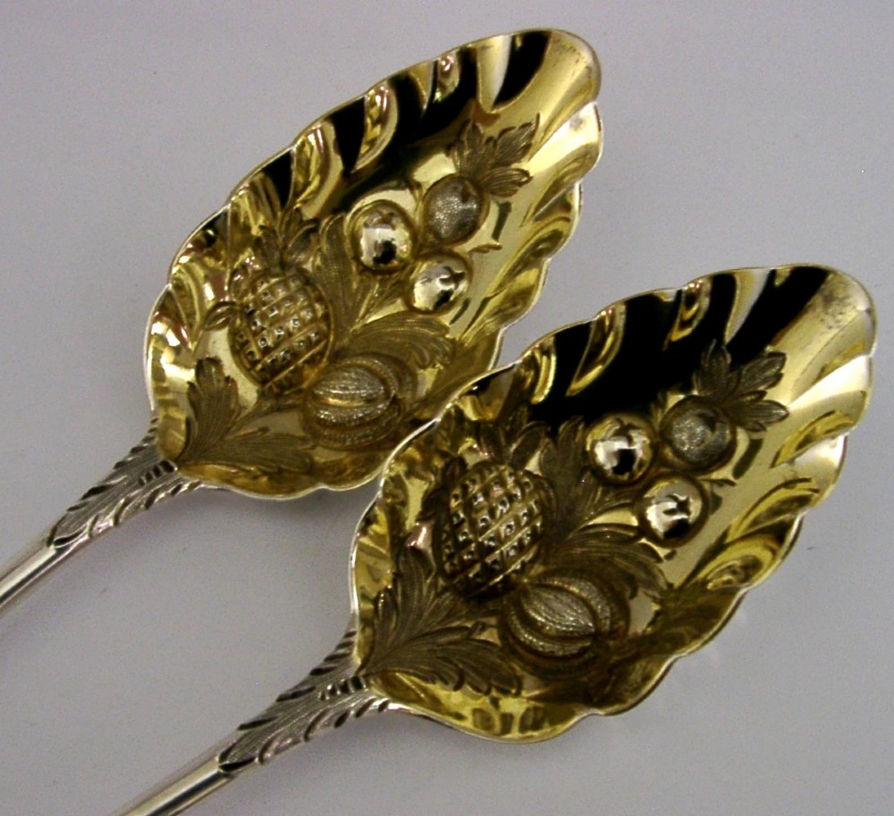 PAIR OF GEORGIAN STERLING SILVER FRENCH FAMILY CRESTED BERRY SERVING SPOONS 1803 View VI