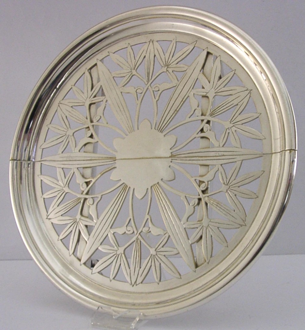 A circular French Art Deco silver plated extending dish stand featuring pierced botanical foliage motifs.