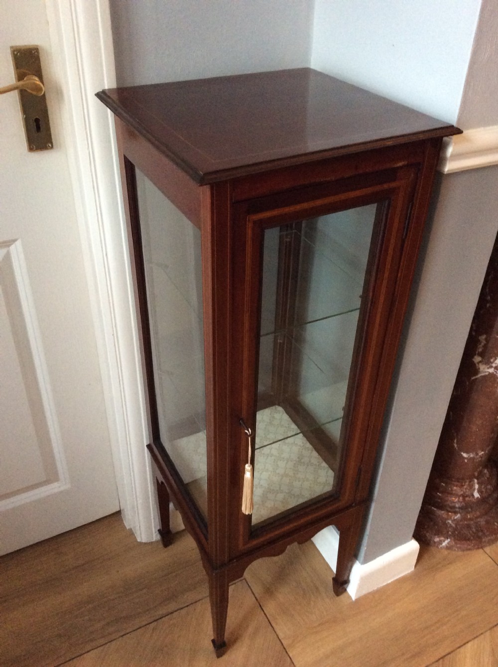 Small free standing display / bijouterie cabinet View II