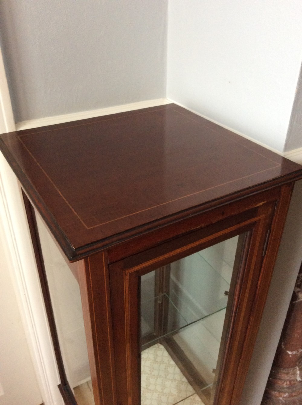 Small free standing display / bijouterie cabinet View V