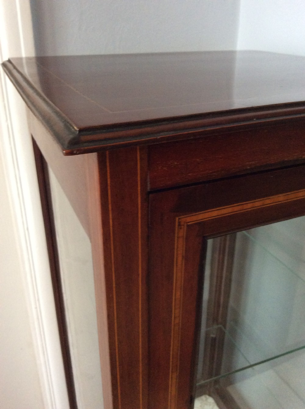Small free standing display / bijouterie cabinet View VI