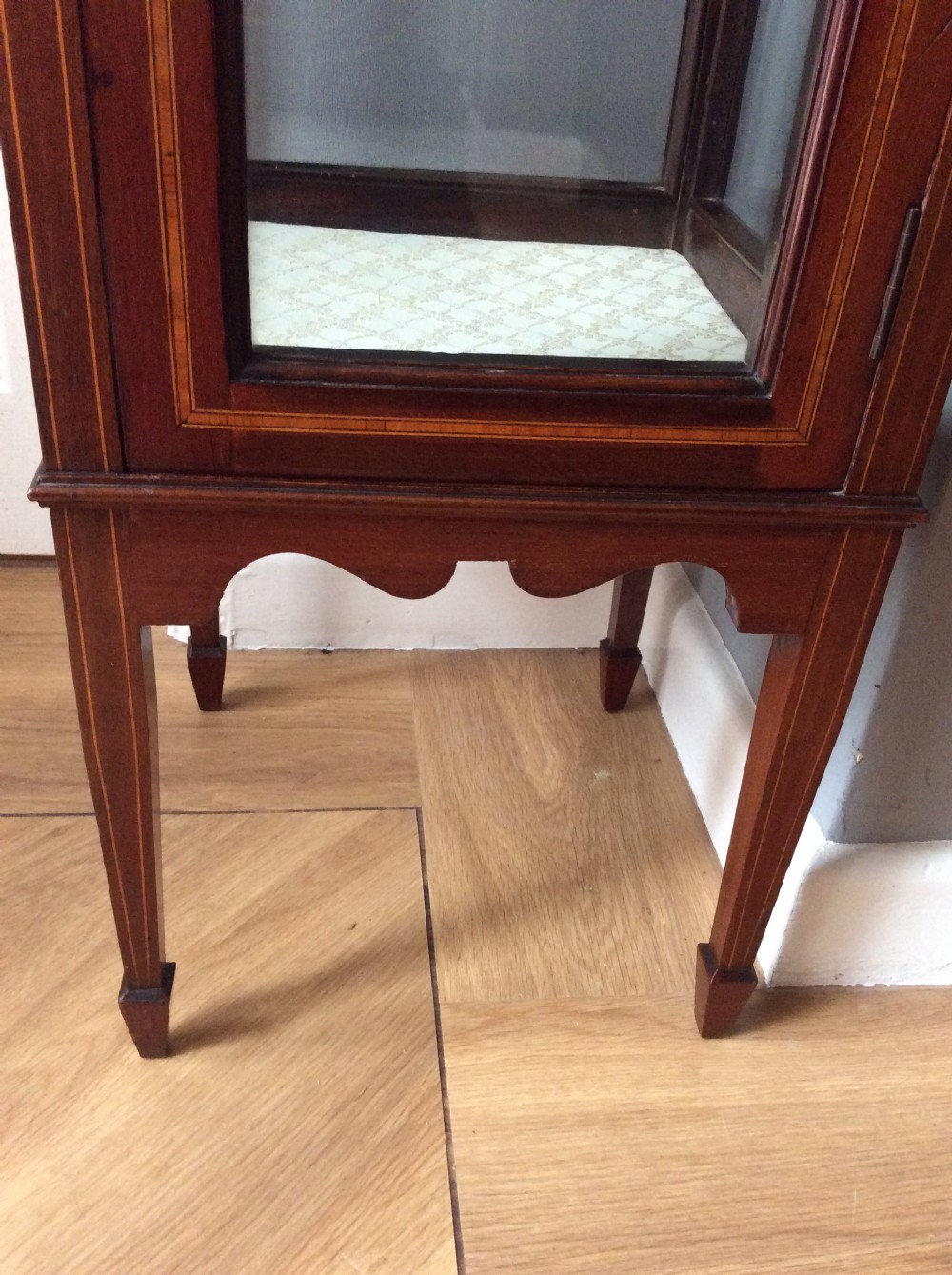 Small free standing display / bijouterie cabinet View VII