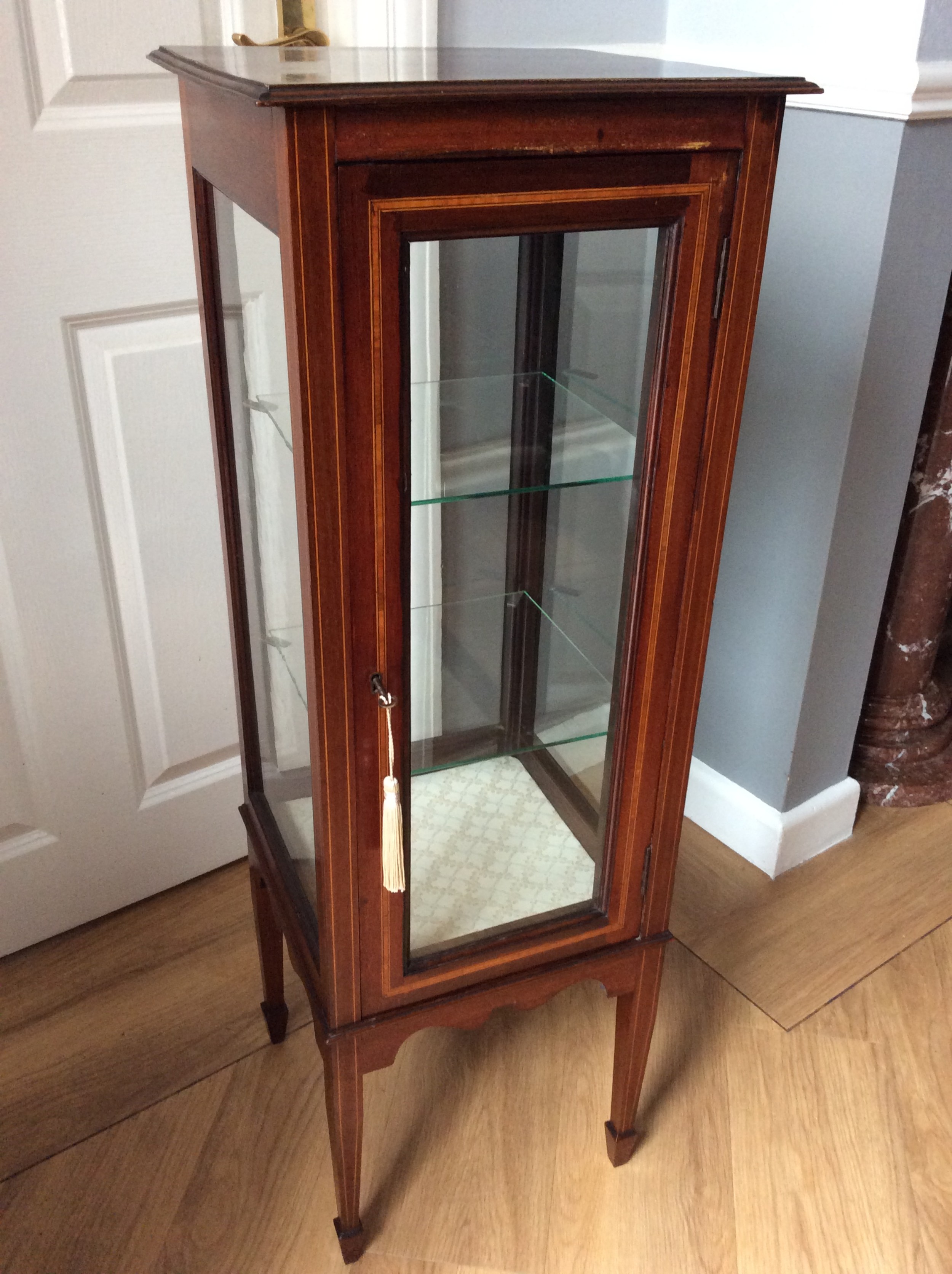 Small free standing display / bijouterie cabinet