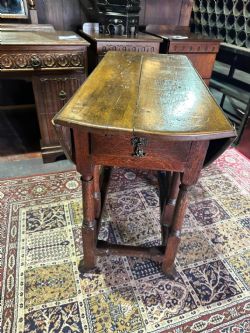 STUNNING ANTIQUE OAK STRETCHERED DROP LEAF OVAL TABLE HAVING A CUTLERY DRAWER TO ONE END