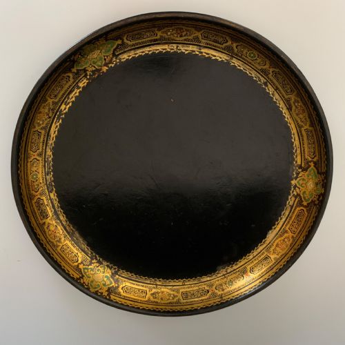 A SET OF THREE GRADUATED VICTORIAN PAPIER MACHE TRAYS - ADDITIONAL PHOTO 1