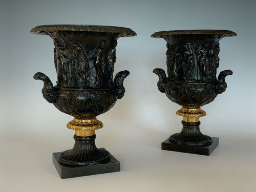 A PAIR OF MEDICI BORGHESE BRONZE VASES AFTER THE ANTIQUE IN GRAND TOUR STYLE - ADDITIONAL PHOTO 1