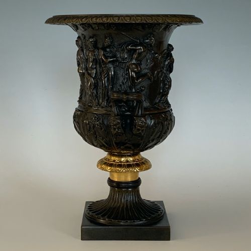 A PAIR OF MEDICI BORGHESE BRONZE VASES AFTER THE ANTIQUE IN GRAND TOUR STYLE - ADDITIONAL PHOTO 2