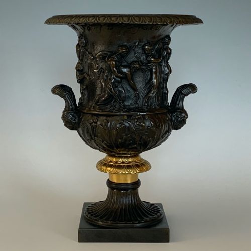 A PAIR OF MEDICI BORGHESE BRONZE VASES AFTER THE ANTIQUE IN GRAND TOUR STYLE - ADDITIONAL PHOTO 3