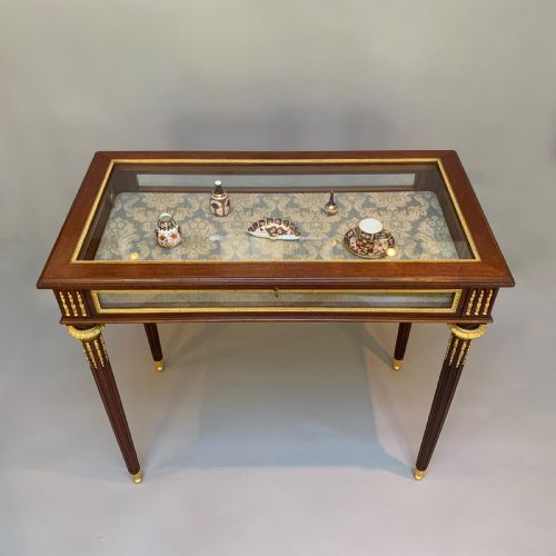 FRENCH MAHOGANY ORMOLU MOUNTED BIJOUTERIE TABLE VITRINE IN LOUIS XVI STYLE - ADDITIONAL PHOTO 3