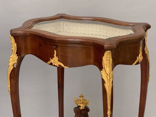 EDWARDIAN MAHOGANY ORMOLU DISPLAY BIJOUTERIE TABLE - ADDITIONAL PHOTO 1