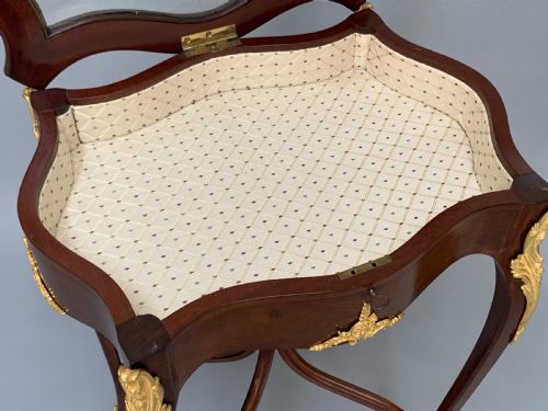 EDWARDIAN MAHOGANY ORMOLU DISPLAY BIJOUTERIE TABLE - ADDITIONAL PHOTO 4