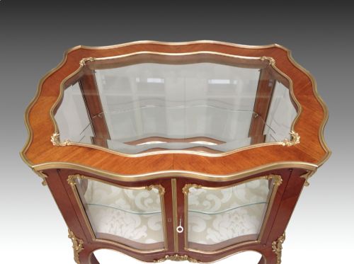 FRENCH ROSEWOOD AND GILT BRONZE MOUNTED TABLE VITRINE - ADDITIONAL PHOTO 1