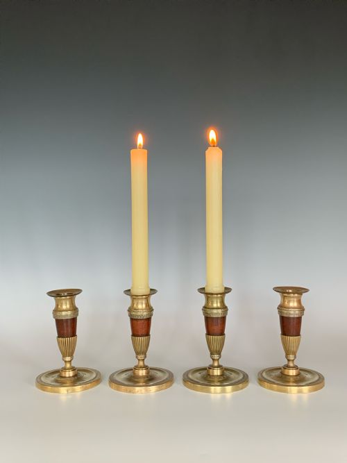A SET OF FOUR REGENCY CANDLESTICKS - ADDITIONAL PHOTO 1