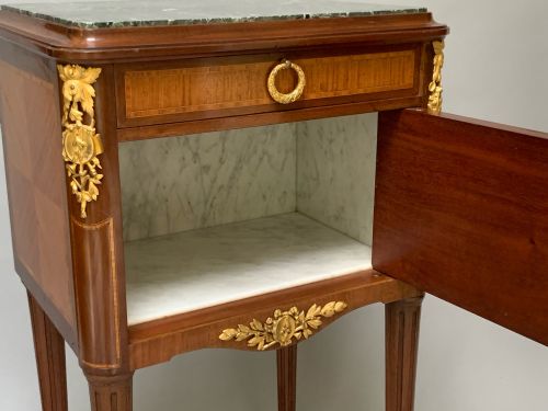 PAIR OF EARLY 20TH CENTURY BEDSIDE CABINETS - ADDITIONAL PHOTO 2
