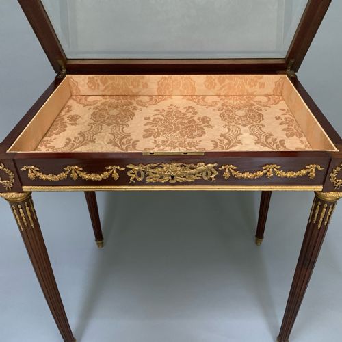 FRENCH MAHOGANY ORMOLU MOUNTED TABLE VITRINE - ADDITIONAL PHOTO 3